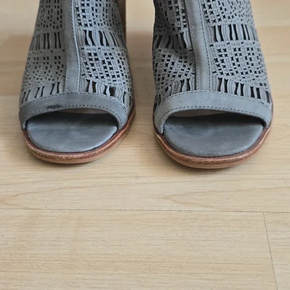 Vince Camuto Keannie Leather Open Toe Stacked Gray Block Heels Sandals Size 5M - Picture 8 of 10